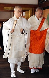 Đại đức Endo Mitsunaga (trái) tiến hành khóa lễ cầu nguyện tại phòng Kogosho của Cung Hoàng đế Kyoto ngày 12/10.